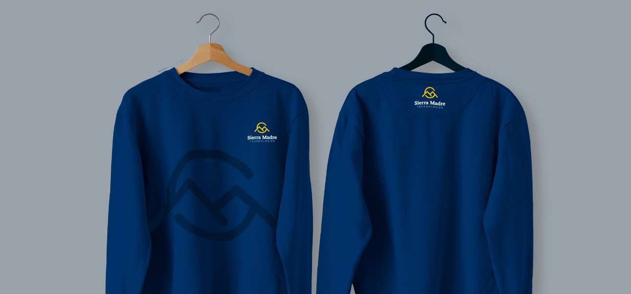 Visualización de dos sudaderas azules con el símbolo Sierra Madre Technologies.